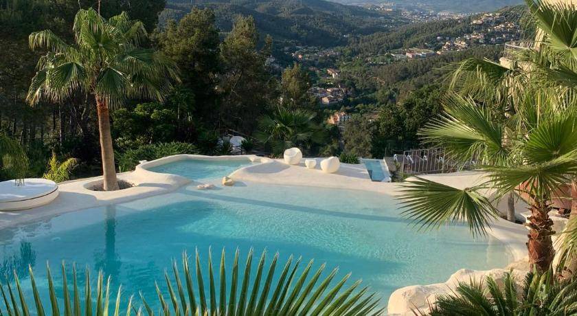 Torrelles de Llobregat Hotel | 100 m² Hotel ∙ 127 guests