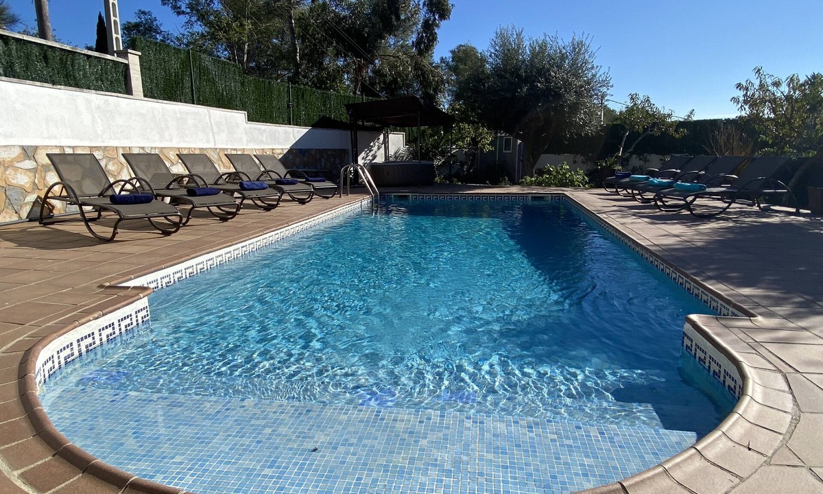 Sitges Villa | 15 min. drive/Sitges Villa Lluna Pool XXL A/C 16 people by Weekly Villas