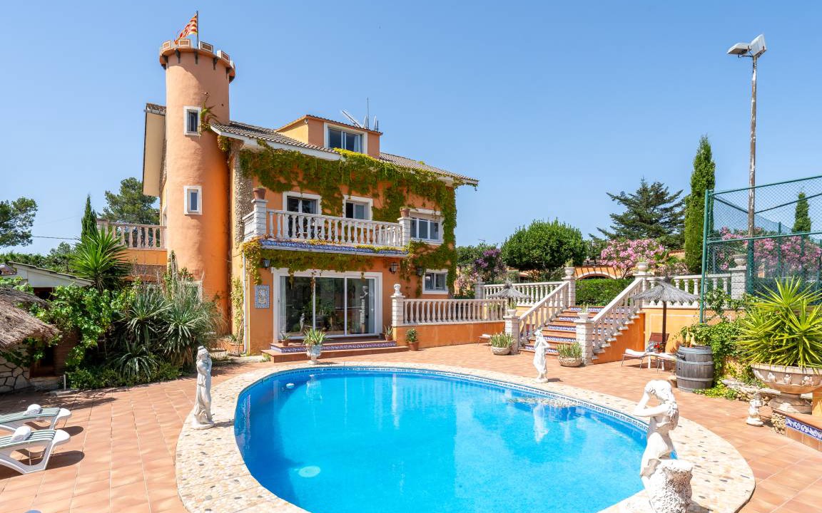 Torrelles de Foix Villa | 299 m² Villa ∙ 7 bedrooms ∙ 19 guests
