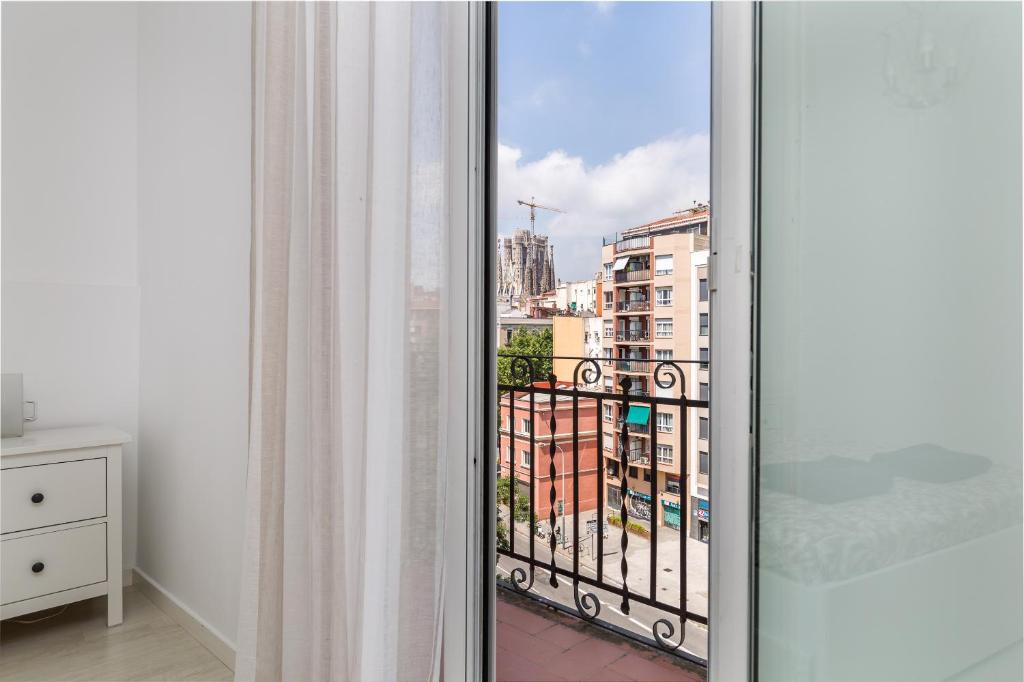 La Sagrada Familia Apartment | 2BR - 1BH APARTMENT 5 min WALK from SAGRADA FAMILIA