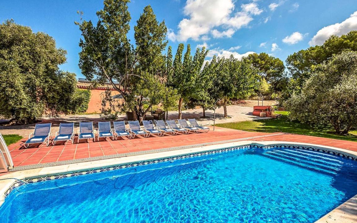 Castellet i la Gornal Villa | 400 m² Villa ∙ 8 bedrooms ∙ 22 guests