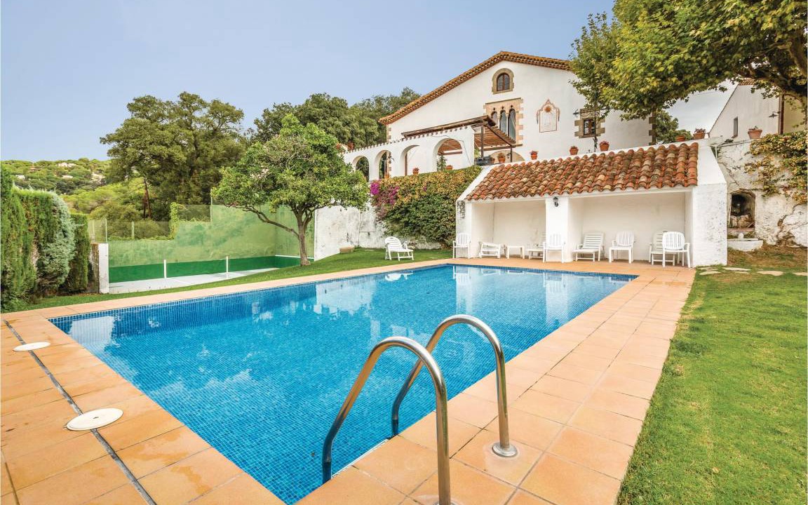 Arenys de Munt House | 513 m² House ∙ 6 bedrooms ∙ 12 guests