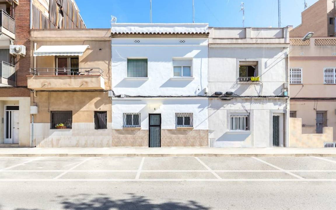 Cornella de Llobregat Apartment | 88 m² Apartment ∙ 3 bedrooms ∙ 6 guests