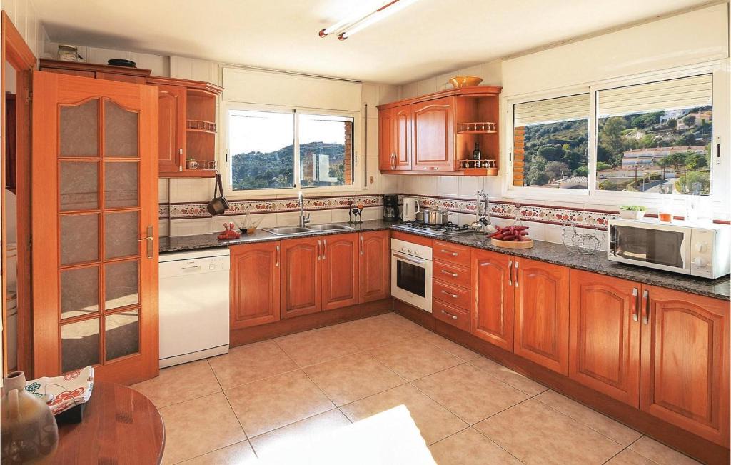 Alella House | Amazing home in Alella with 5 Bedrooms, WiFi and Swimming pool