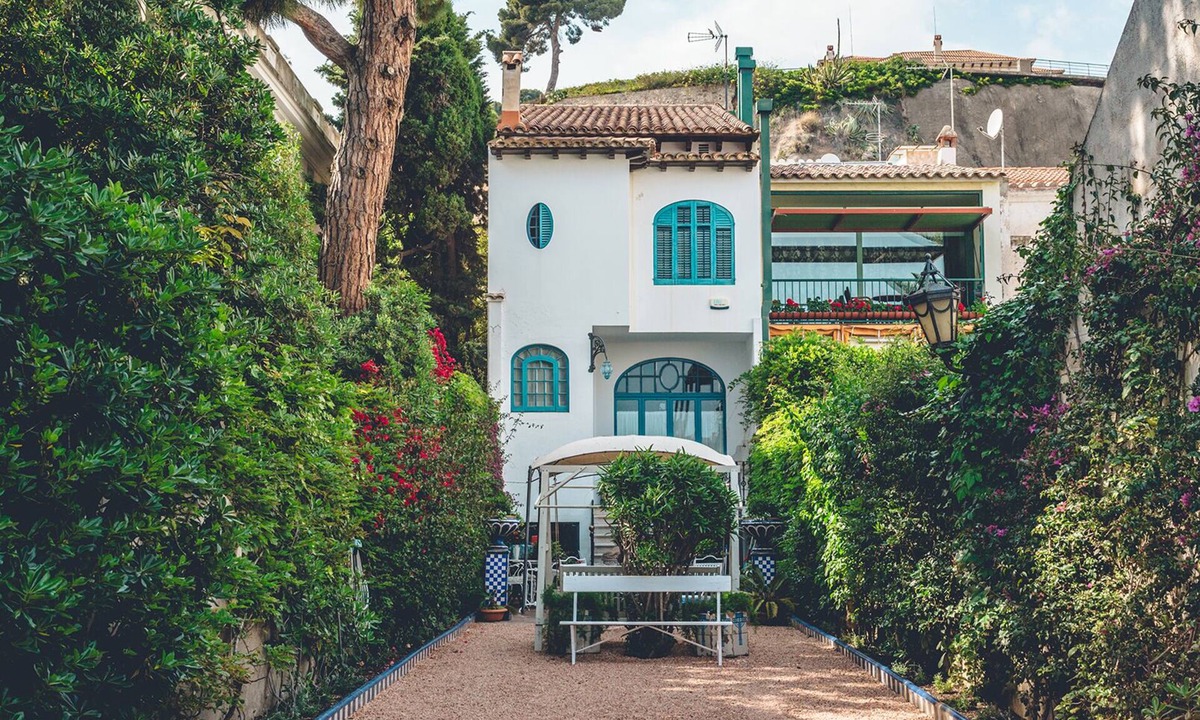 Arenys de Mar House | Baulenas House. A beautiful modernist beachfront house
