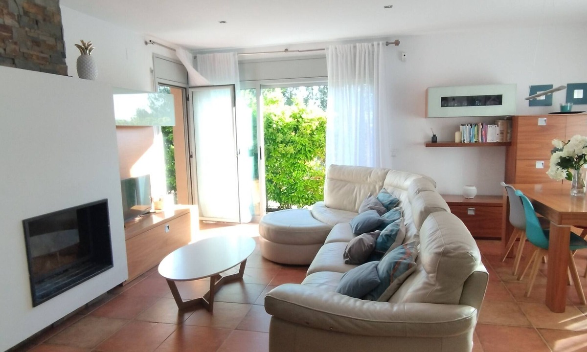 Canaletes House | Casa Familiar Rodeada de Viñedos, con Piscina y Sala de Juegos