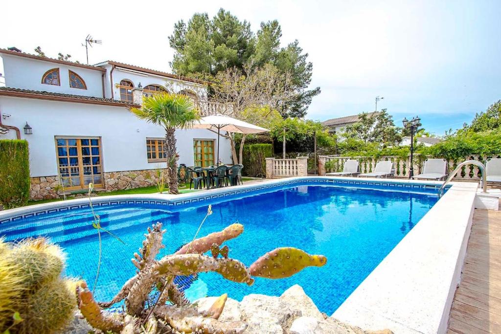 Castellet i la Gornal Villa | Catalunya Casas Enticing Elegance , 10min to Costa Dorada beaches!