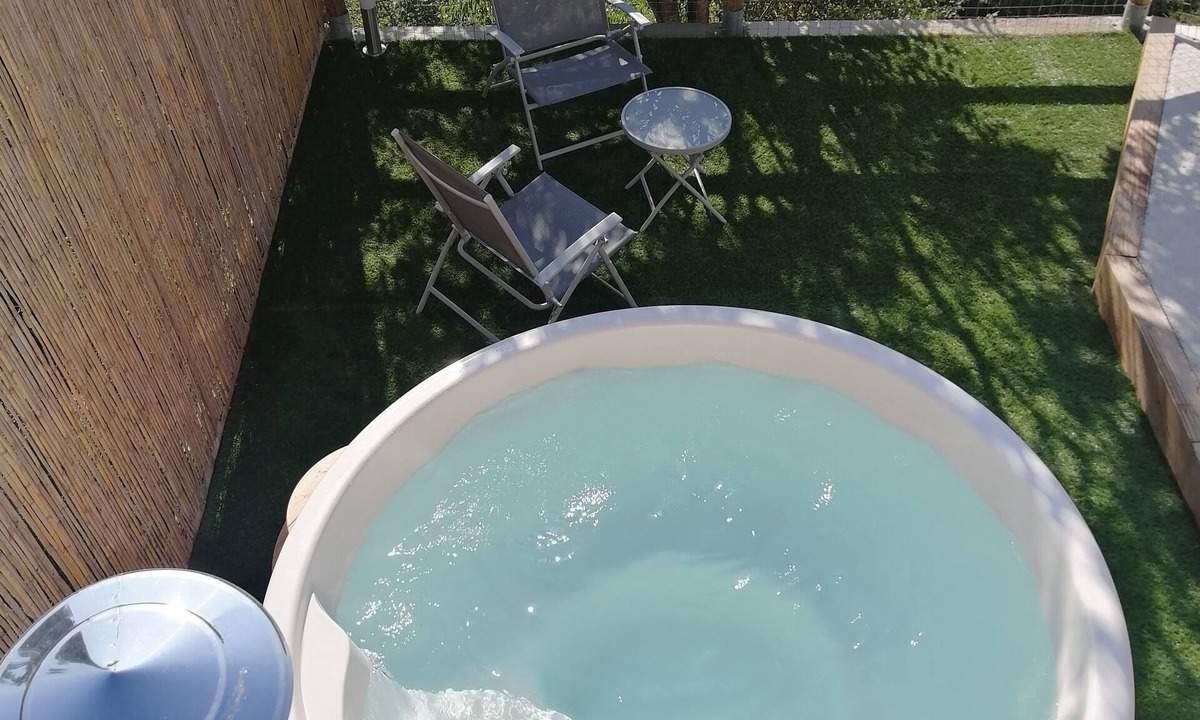 El Pala de Torroella Cottage | Cottage with outdoor Nordic bathtub, in the middle of nature