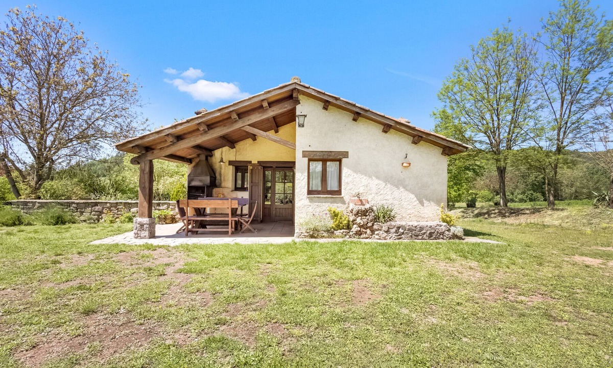 Sant Boi de Llucanes House | Holiday Home 'La Cirera' with Mountain View, Shared Pool and Wi-Fi