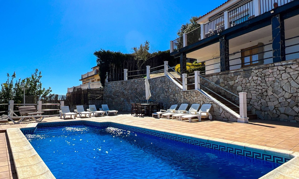 Sant Cebria de Vallalta Ski Chalet | House for 10 people with private pool, barbecue and free Wi-Fi
