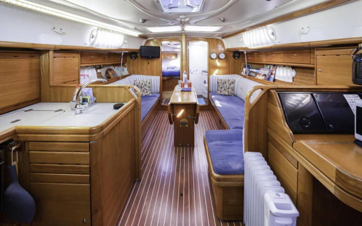 Masnou Boat Rental | Houseboat ∙ 3 bedrooms ∙ 6 guests