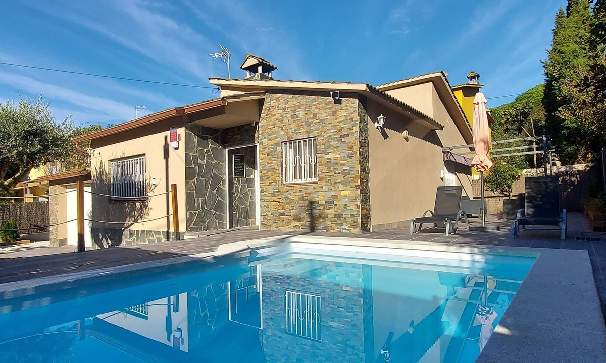 Sant Antoni de Vilamajor Ski Chalet | Montseny house with swimming pool, barbecue, fireplace and garden (pets welcome)