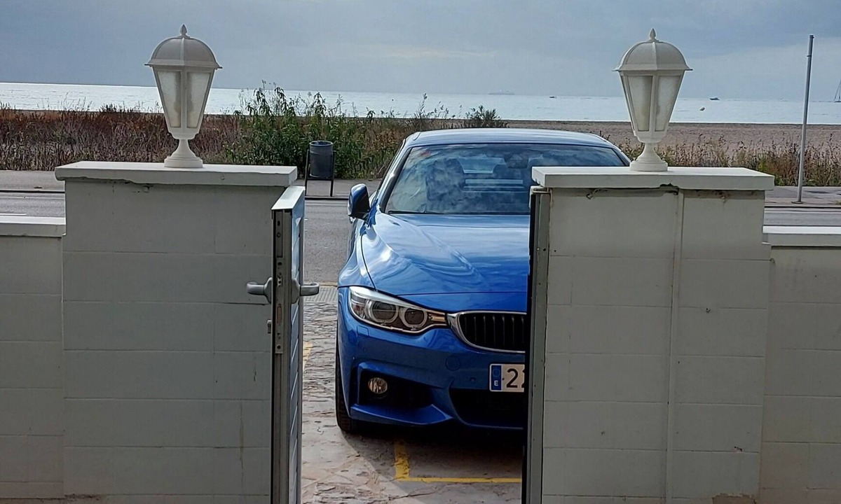 Sitges Apartment | Primera Línea de Mar, Jardín Privado y Piscina