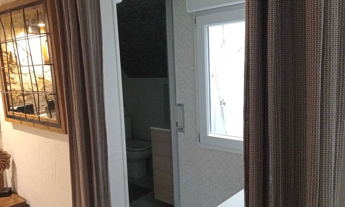 Nou Barris House | Room with private bathroom 3