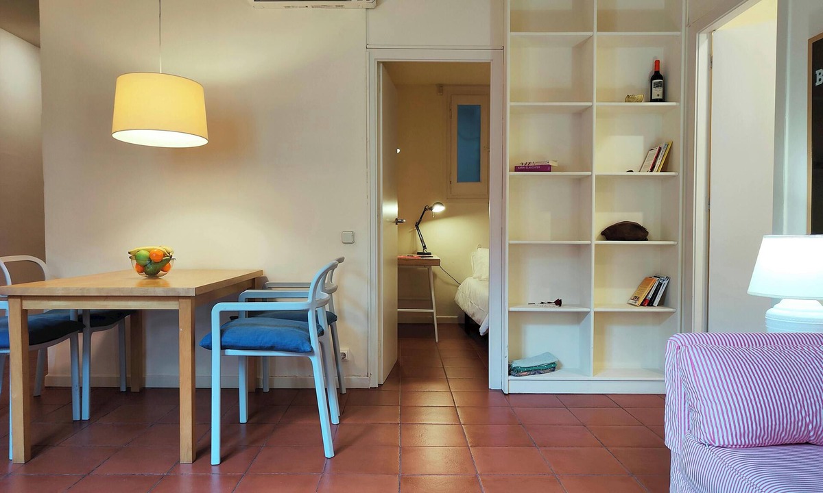 Gothic Quarter Apartment | Spacious 2-Bedroom Apt on La Rambla. Wifi &Central