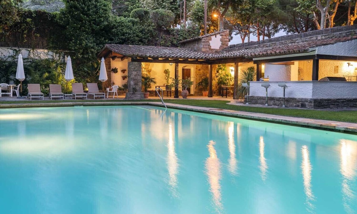 Premia de Dalt Villa | Stunning Villa 'Barcelona Country House' with Large Pool, Terrace A/C & Wi-Fi