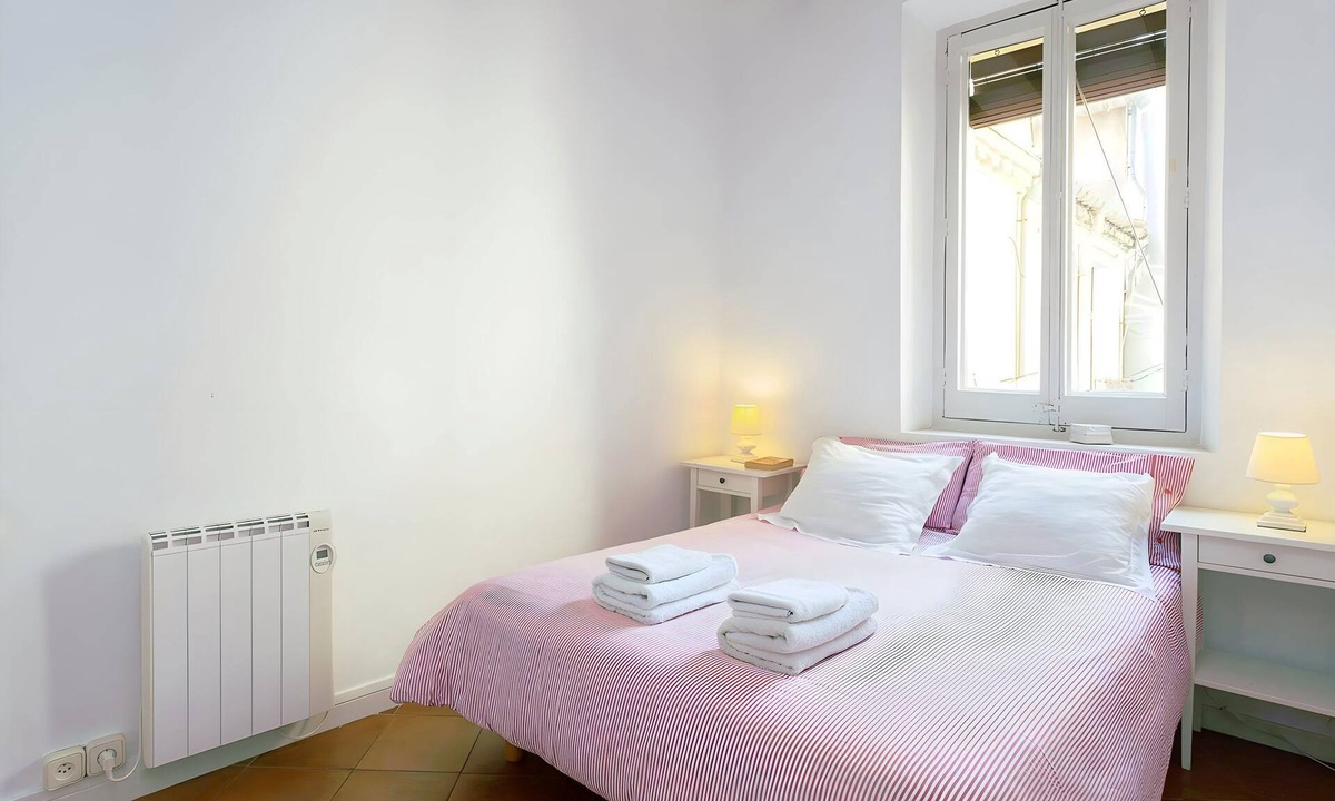 Gothic Quarter Apartment | Tranquil & Cozy with balcony! Plaça Catalunya. RI.