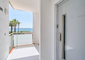 Apartment in front of the beach 40min BCN by train