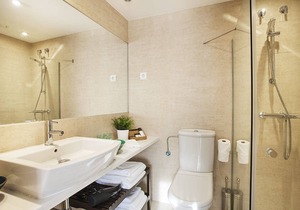 Your 2 rooms and 2 bath home 200m from the beach