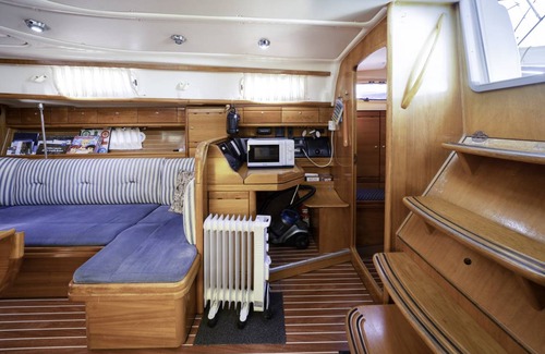 Masnou Boat Rental | 20 m² Houseboat ∙ 3 bedrooms ∙ 6 guests
