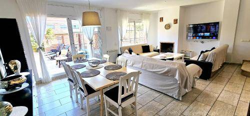Sant Vicenc de Montalt House | 200 m² House ∙ 6 bedrooms ∙ 16 guests