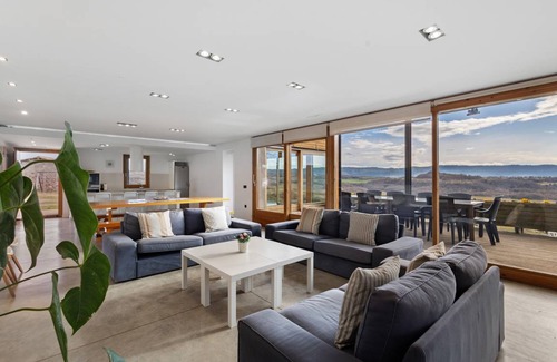 Santa Maria de Merles House | 300 m² House ∙ 6 bedrooms ∙ 14 guests
