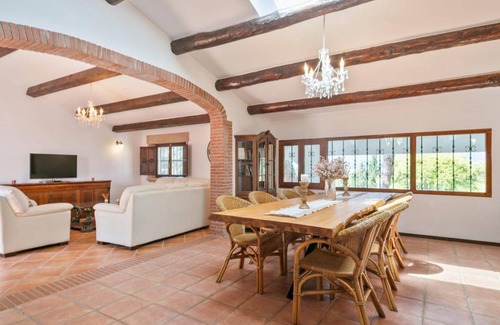 Tordera Villa | 330 m² Villa ∙ 5 bedrooms ∙ 12 guests