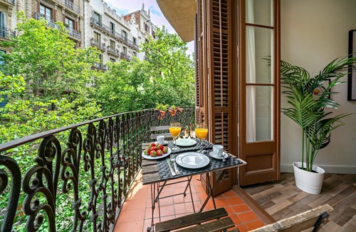 L'Antiga Esquerra de l'Eixample Apartment | Beautiful 2 bedroom with a balcony