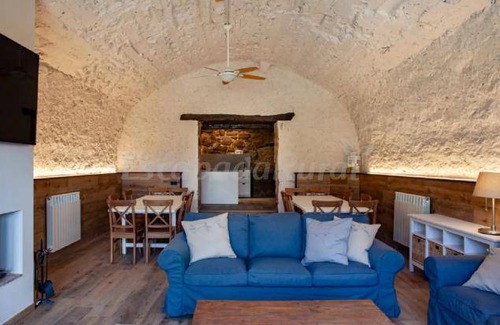 Cardona Cottage | Cabin ∙ 6 bedrooms ∙ 21 guests