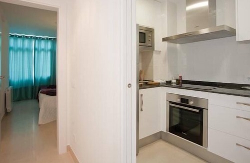 la Vila de Gracia Apartment | Close Gaudi, Gracia equipped apartment, Barcelona, WIFI, balcony, AC & elevator