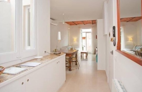 la Vila de Gracia Apartment | Close Gaudi, Gracia equipped apartment, Barcelona, WIFI, balcony, AC & elevator