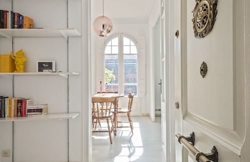 Sant Gervasi Apartment | Elegant and spacious 2 bedroom apartment in Barcelona with private balcony