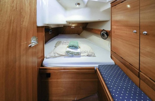 Masnou Boat Rental | Houseboat ∙ 3 bedrooms ∙ 6 guests
