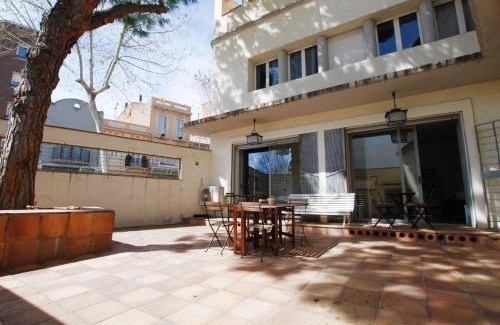 Badalona Apartment | La casa del Pi · La casa del Pi · House in the city, next to Barcelona and beach