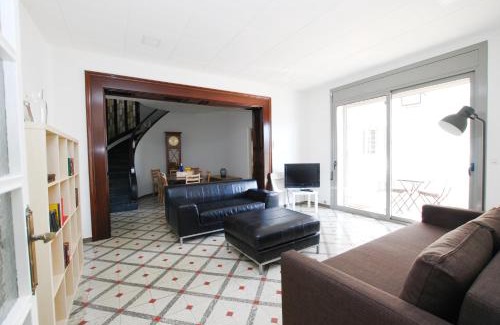 Badalona Apartment | La casa del Pi · La casa del Pi · House in the city, next to Barcelona and beach