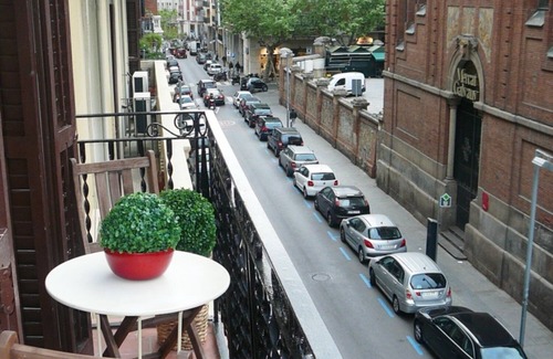 Sant Gervasi Apartment | MIRALL,EN EL MEJOR BARRIO DE LA CIUDAD, frente a un mercado emblemático, rodeado de comercios y restaurantes y muy bien comunicado con todo.