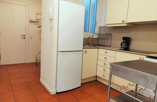 Gothic Quarter Apartment | Spacious 2-Bedroom Apt on La Rambla. Wifi &Central