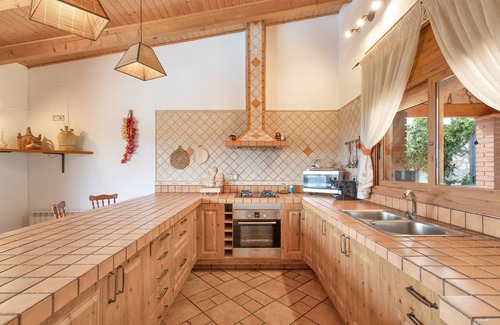 Subirats Villa | Villa 'Casa Les Vinyes' with Mountain View, Wi-Fi and Air Conditioning