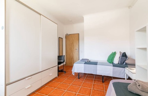 Bellaterra Other | 1200 m² Shared room ∙ 1 bedroom ∙ 1 guest