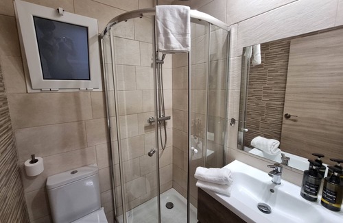 Cornella de Llobregat Apartment | 3 Dormitorios con un Balcón Ideal Para Familias o Viajes de Negocios
