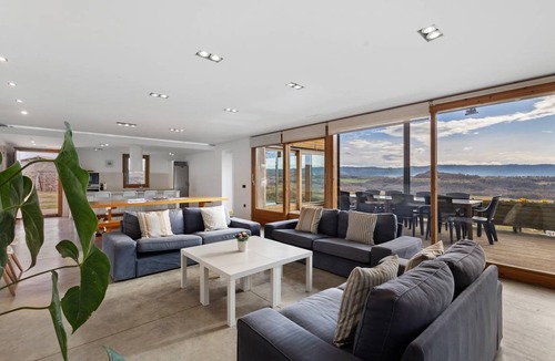 Santa Maria de Merles House | 300 m² House ∙ 6 bedrooms ∙ 14 guests