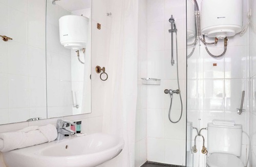 El Baix Guinardo Apartment | 4- Bedroom Apartment in Gracia Village