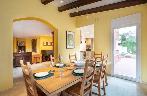 Sant Vicenc de Montalt House | 400 m² House ∙ 6 bedrooms ∙ 12 guests