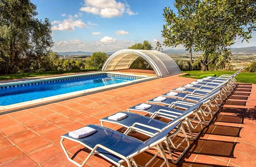Castellet i la Gornal Villa | 400 m² Villa ∙ 8 bedrooms ∙ 22 guests