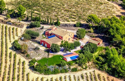Castellet i la Gornal Villa | 400 m² Villa ∙ 8 bedrooms ∙ 22 guests