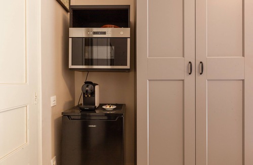 Vilafranca del Penedes Apartment | Apartment 'Apartament Ull De Llebre' with Shared Terrace, Wi-Fi and Air Conditioning