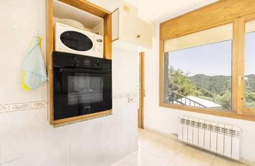 Borreda Apartment | Apartment 'Cal Confianza' with Mountain View, Private Garden and Wi-Fi