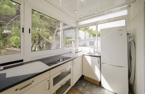 Castelldefels Apartment | Apartment 'Luz y Color' with Private Terrace, Wi-Fi and Air Conditioning