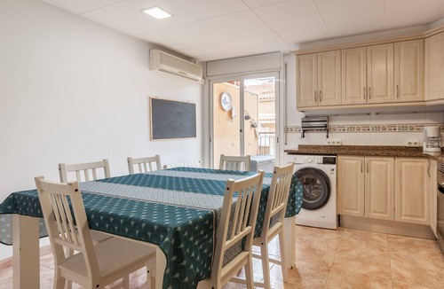 Malgrat de Mar Apartment | Apartment 'Malgrat' with Private Terrace, Wi-Fi and Air Conditioning