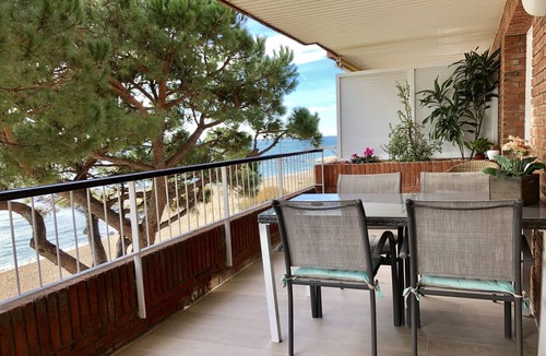 Arenys de Mar Apartment | APARTMENT ON FIRS LINE SEA